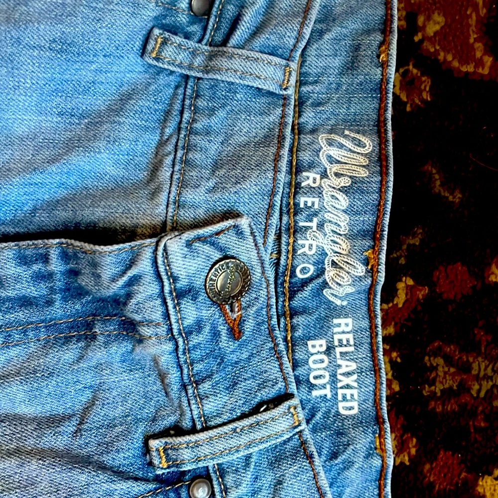Men’s wrangler retro bootcut jeans.  Like new condition.  32x34
